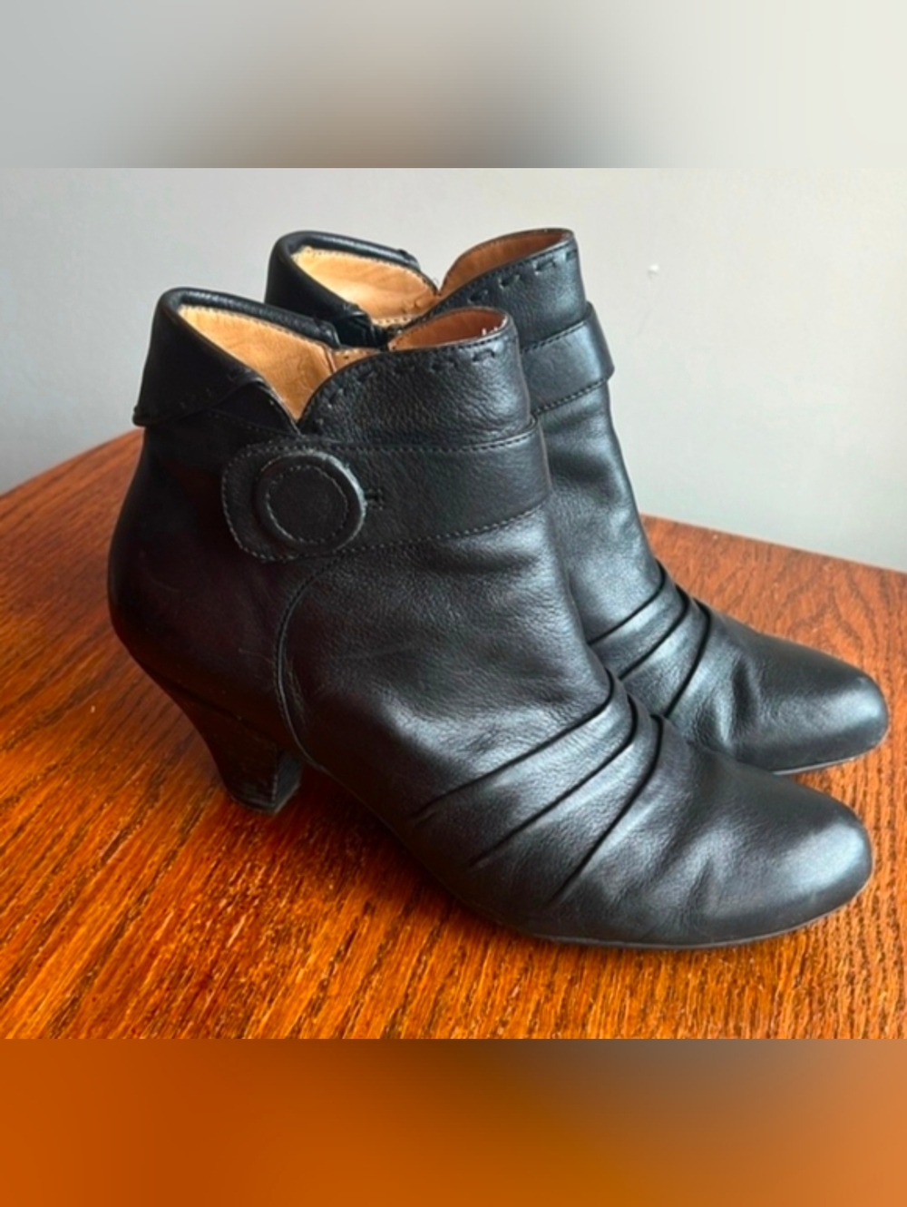 Biviel Chic Black Leather Ankle Booties